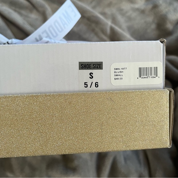 STEVE MADDEN SLIPPER AND BEANIE SET NEW Size S 5/6 - Picture 3 of 3